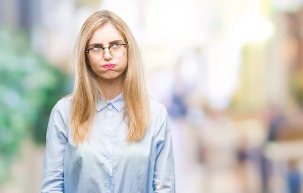 Üzerinde Gözlük Takan Genç Güzel Sarışın Kadını Arka Plan Yapma — Stok fotoğraf