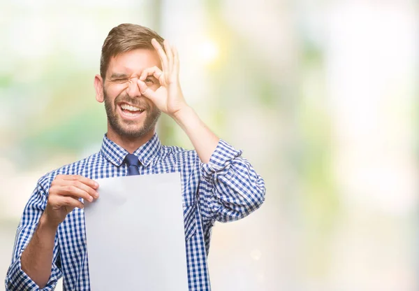 Joven Hombre Guapo Sosteniendo Papel Blanco Sobre Fondo Aislado Con —  Fotos de Stock