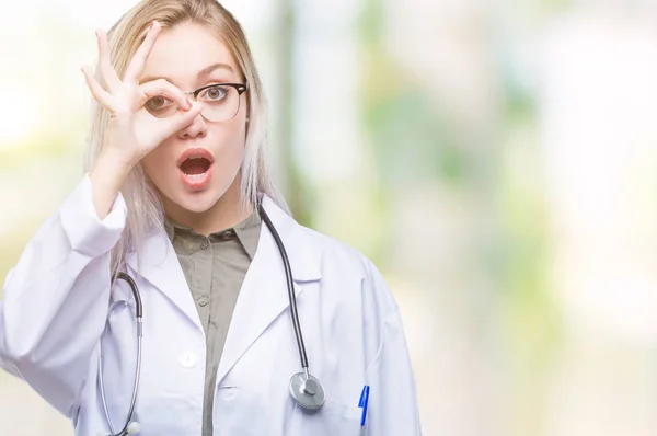Junge Blonde Ärztin Mit Isoliertem Hintergrund Tut Geste Schockiert Mit — Stockfoto