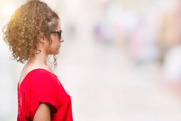 Güzel Esmer Kıvırcık Saçlı Genç Kız Üzerinde Güneş Gözlüğü Takıyor — Stok fotoğraf