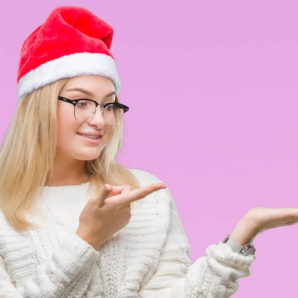 Jeune Femme Caucasienne Portant Chapeau Noël Sur Fond Isolé Étonné — Photo