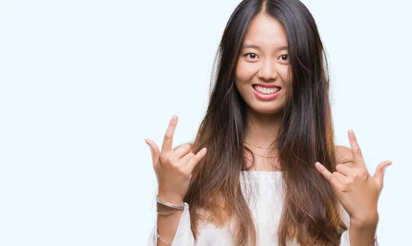 若いアジア女性を手でロックのシンボルをやって狂った表情で叫んで孤立の背景の上 音楽の星 重いコンセプト — ストック写真