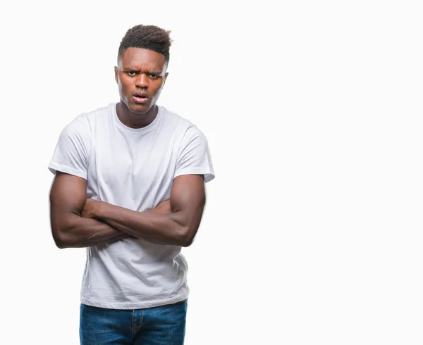 懐疑的な孤立した背景と組んだ腕で顔の神経 不賛成式若いアフリカ系アメリカ人 否定的な人 — ストック写真