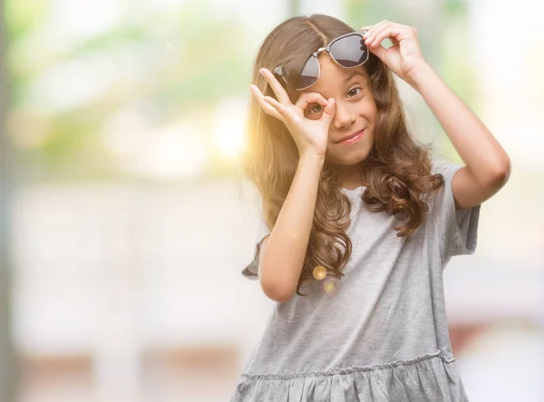 Μελαχρινή Κορίτσι Ισπανόφωνος Φορώντας Γυαλιά Ηλίου Κάνει Εντάξει Χειρονομία Χέρι — Φωτογραφία Αρχείου