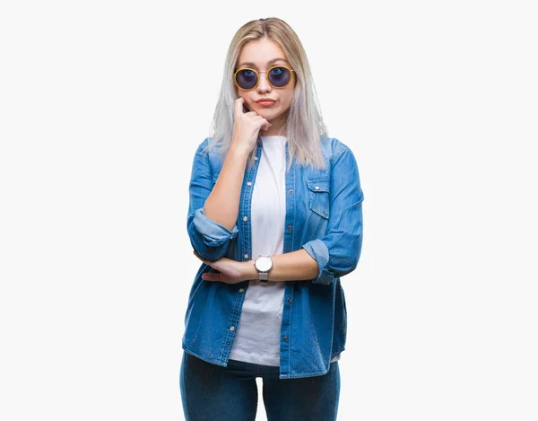Unga Blonda Kvinnan Bär Solglasögon Över Isolerade Bakgrund Med Hand — Stockfoto