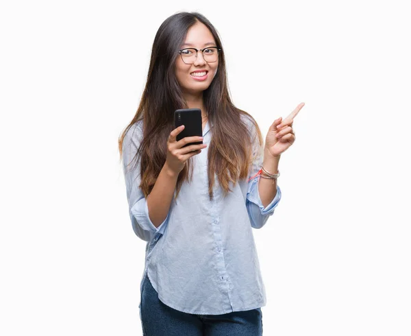 スマート フォンを使った分離背景側の手と指で指す非常に幸せな若いアジア女性のテキスト メッセージ — ストック写真