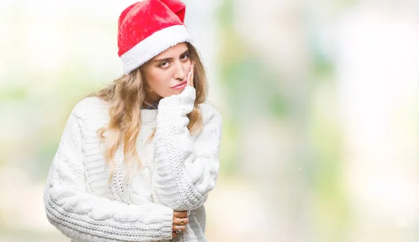 Schöne Junge Blonde Frau Trägt Weihnachtsmütze Über Isoliertem Hintergrund Denken — Stockfoto
