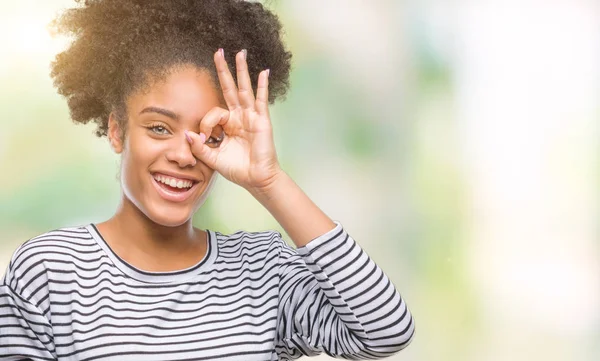 Jeune Femme Afro Américaine Textos Aide Smartphone Sur Fond Isolé — Photo