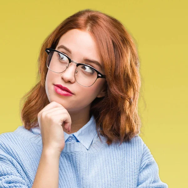 İzole arka plan çene düşünme hakkında soru, dalgın ifade üzerine el ile kış kazak giyen genç güzel kadın. Düşünceli yüzüyle gülümsüyor. Şüphe kavramı.