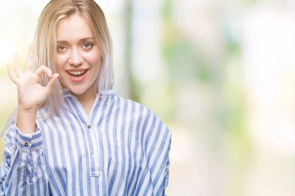 Junge Blonde Frau Mit Isoliertem Hintergrund Die Positiv Lächelt Und — Stockfoto