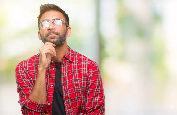 Hispánský Muže Nosit Brýle Izolované Pozadí Rukou Bradě Přemýšlet Otázce — Stock fotografie