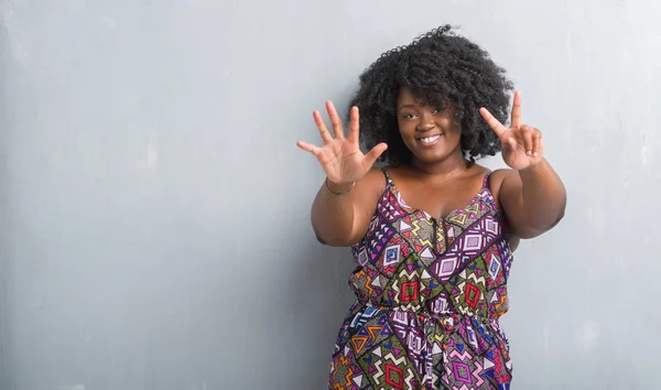 Молодая Африканская Американка Серой Гранж Стеной Красочном Платье Показывающая Пальцами — стоковое фото