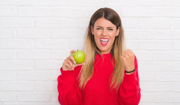 Junge Erwachsene Frau Über Weiße Backsteinmauer Essen Frischen Grünen Apfel — Stockfoto