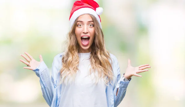 Красивая Молодая Блондинка Рождественской Шляпе Изолированном Фоне Празднует Сумасшедший Поражен — стоковое фото