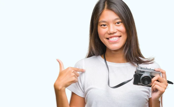 Joven Asiático Mujer Holding Vintage Foto Cámara Sobre Aislado Fondo —  Fotos de Stock