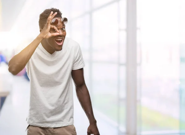 Joven Hombre Afroamericano Con Gafas Sol Con Cara Feliz Sonriendo —  Fotos de Stock