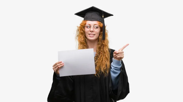 Unga Rödhårig Kvinna Bär Graduate Uniform Holding Grad Mycket Glad — Stockfoto