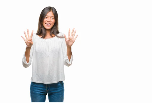 孤立した背景表示と指で上向きに若いアジア女性ナンバー ナイン自信を持って 幸せな笑みを浮かべて — ストック写真