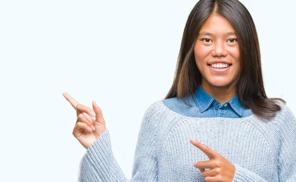 Joven Mujer Asiática Vistiendo Suéter Invierno Sobre Fondo Aislado Sonriendo —  Fotos de Stock