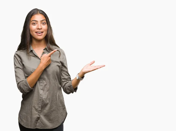 Jonge Mooie Arabische Vrouw Geïsoleerde Achtergrond Verbaasd Lachend Naar Camera — Stockfoto