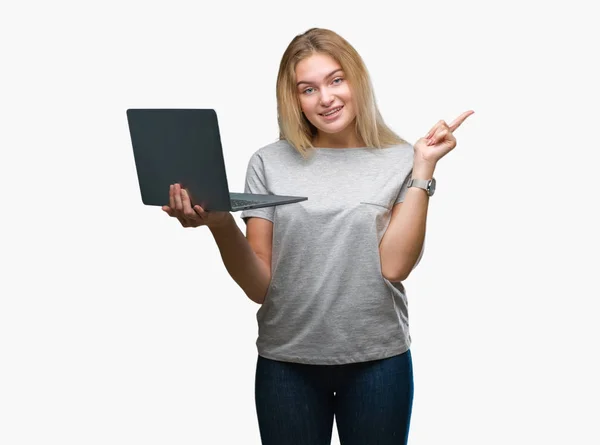 Joven Mujer Caucásica Usando Computadora Portátil Sobre Fondo Aislado Muy —  Fotos de Stock