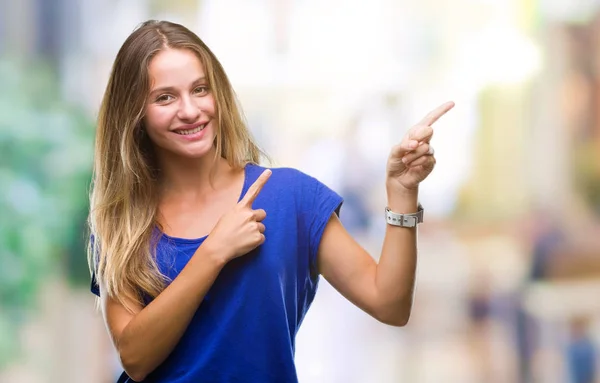 Jovem Bela Mulher Loira Sobre Fundo Isolado Sorrindo Olhando Para — Fotografia de Stock