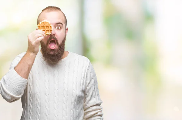 Jovem Caucasiano Hipster Homem Comendo Waffle Doce Sobre Fundo Isolado — Fotografia de Stock