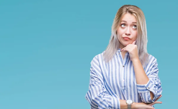 Unga Blonda Kvinnan Över Isolerade Bakgrund Med Hand Hakan Funderar — Stockfoto