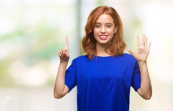 Wanita Muda Cantik Atas Latar Belakang Terisolasi Menunjukkan Dan Menunjuk — Stok Foto