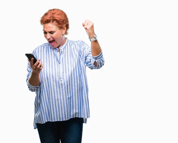 Atrctive Senior Kaukasischen Rothaarige Frau Smartphone Sms Über Isolierten Hintergrund — Stockfoto