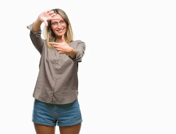 Mujer Hermosa Joven Sobre Fondo Aislado Sonriendo Haciendo Marco Con — Foto de Stock