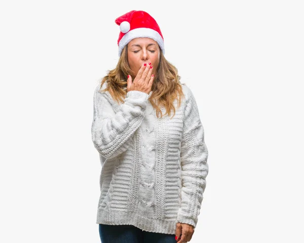 中年期の孤立した背景にクリスマス帽子をかぶっているヒスパニック系の年配の女性は退屈あくびは 手で覆って口を疲れています 落ち着きと眠気 — ストック写真