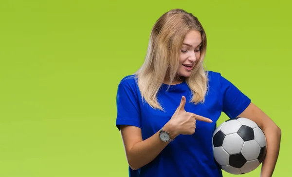 Νεαρή Γυναίκα Καυκάσιος Κρατώντας Την Μπάλα Ποδοσφαίρου Πάνω Από Απομονωμένες — Φωτογραφία Αρχείου