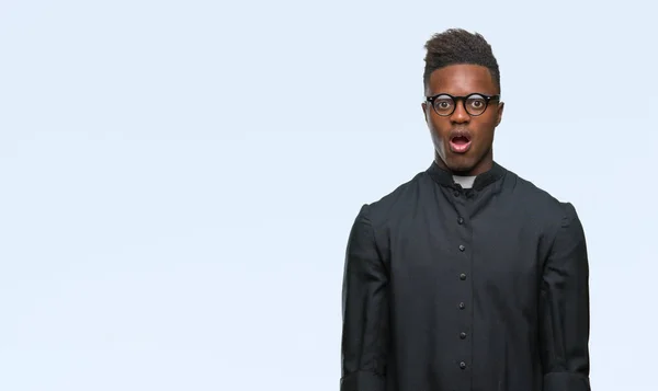 Молодой Африканский Священник Американец Изолированном Фоне Напуганный Шокированный Неожиданным Выражением — стоковое фото