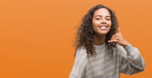 Mooie Jonge Spaanse Vrouw Dragen Strepen Trui Glimlachend Telefoon Gebaar — Stockfoto