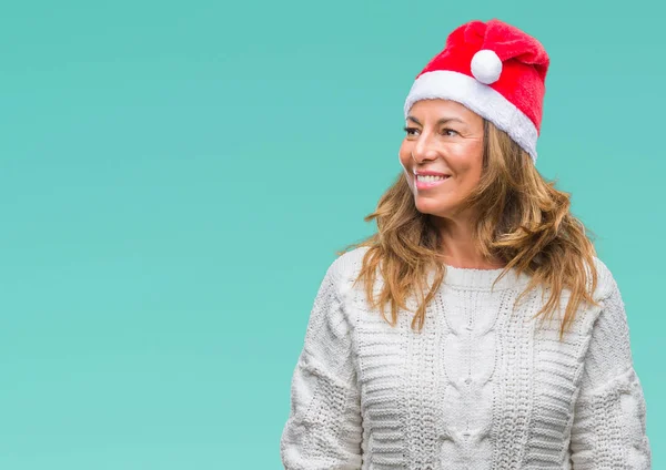 Mulher Hispânica Meia Idade Usando Chapéu Natal Sobre Fundo Isolado — Fotografia de Stock