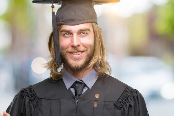 Jovem Bonito Graduado Homem Com Cabelos Longos Sobre Fundo Isolado — Fotografia de Stock