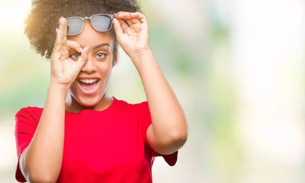 Mujer Afroamericana Joven Con Gafas Sol Sobre Fondo Aislado Haciendo — Foto de Stock