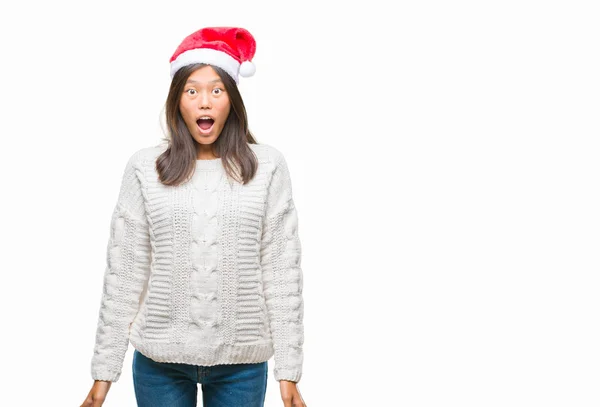 Mladá Asijská Žena Nosí Vánoční Čepice Izolované Pozadí Strach Šokován — Stock fotografie