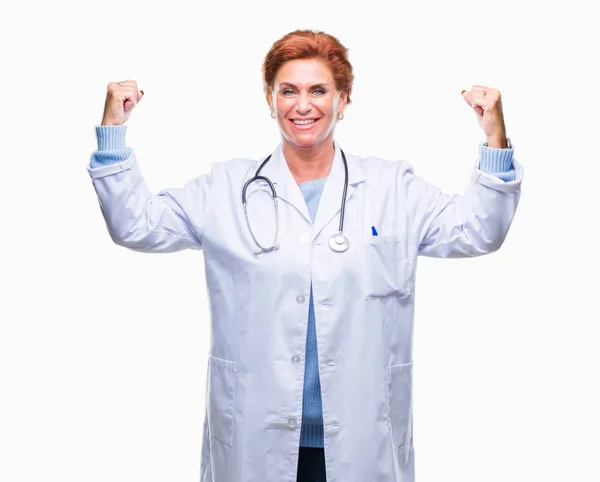 Médico Caucásico Mayor Mujer Vistiendo Uniforme Médico Sobre Fondo Aislado —  Fotos de Stock