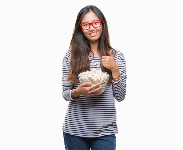 Młoda Kobieta Azjatyckich Jedzenie Popcorn Białym Tle Szczęśliwy Uśmiechem Robi — Zdjęcie stockowe