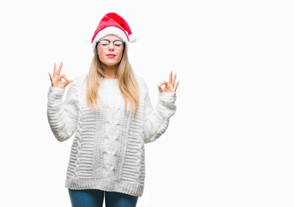 Jeune Belle Femme Portant Chapeau Noël Sur Fond Isolé Détendre — Photo