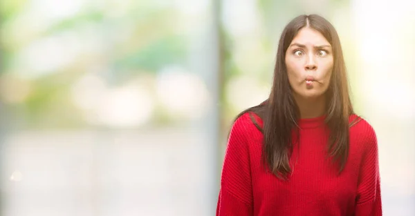 Joven Hermosa Hispana Vistiendo Suéter Rojo Haciendo Cara Pez Con —  Fotos de Stock