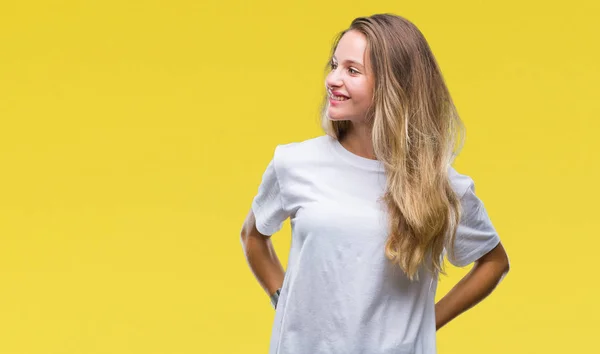 Joven Hermosa Mujer Rubia Con Camiseta Blanca Casual Sobre Fondo — Foto de Stock