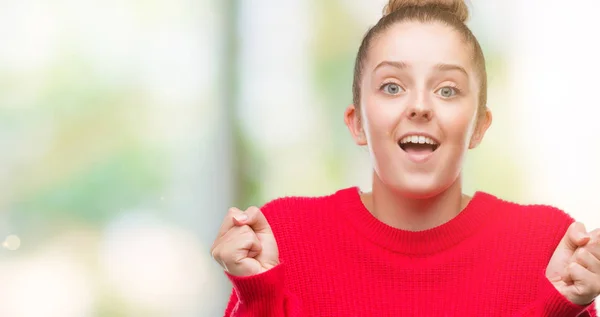 Giovane Donna Bionda Con Panino Maglione Rosso Che Celebra Sorpreso — Foto Stock