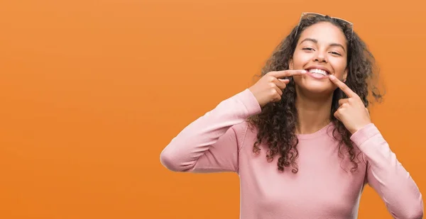 Schöne Junge Hispanische Frau Mit Sonnenbrille Die Selbstbewusst Lächelt Und — Stockfoto