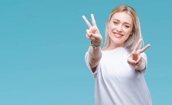 Jovem Loira Sobre Fundo Isolado Sorrindo Olhando Para Câmera Mostrando — Fotografia de Stock