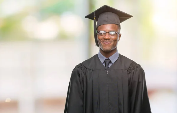 Giovane Laureato Africano Americano Uomo Sfondo Isolato Sorridente Guardando Lato — Foto Stock