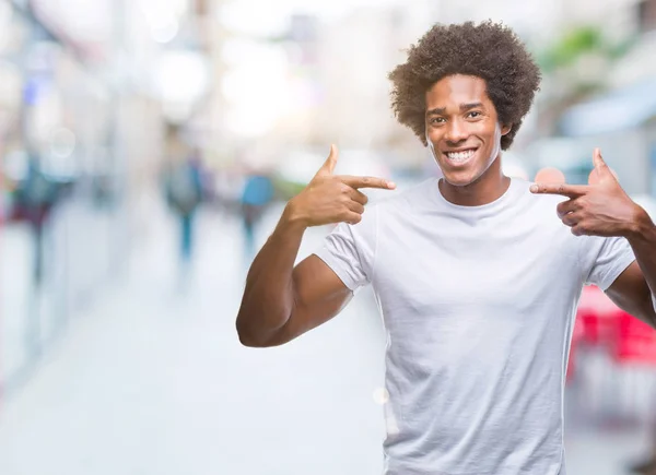 Afro Amerikaanse Man Geïsoleerde Achtergrond Glimlachend Vertrouwen Tonen Wijzen Niet — Stockfoto