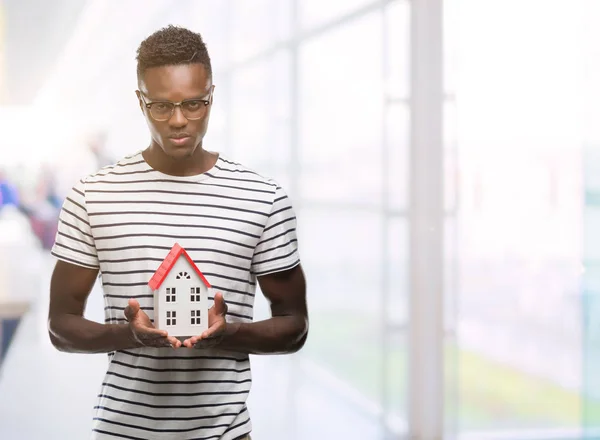 Joven Africano Americano Hombre Holding Casa Con Confidente Expresión Inteligente — Foto de Stock